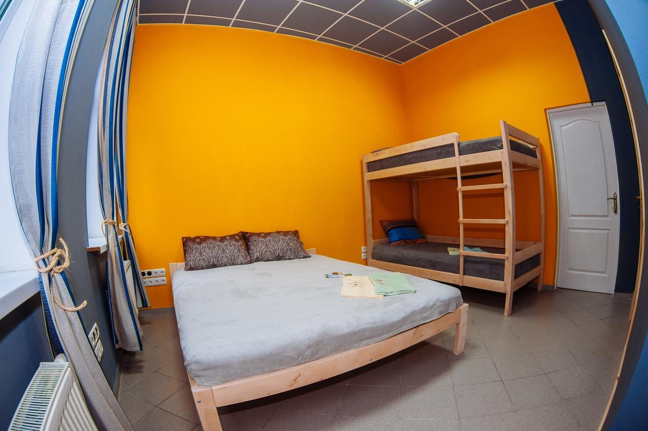 Papa'S Hostel Tsjernihiv Buitenkant foto